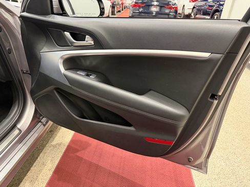 Used 2023 Genesis G70 2.0T image 32