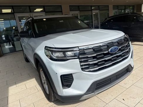 Used 2025 Ford Explorer Active RWD image 3