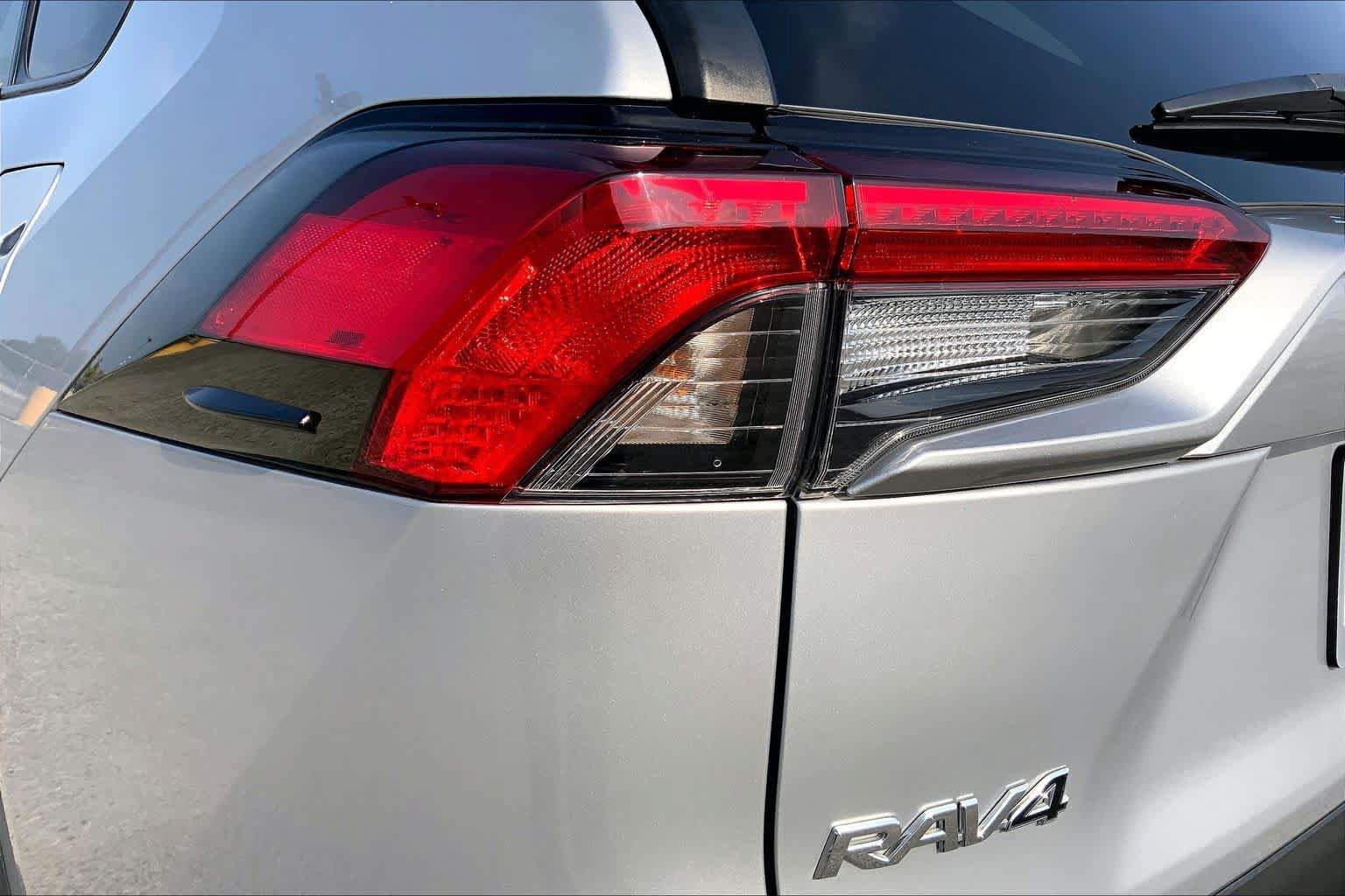 Used 2022 Toyota RAV4 XLE AWD/4WD image 28
