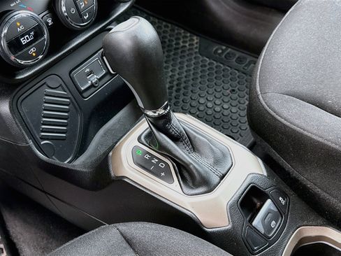 Used 2016 Jeep Renegade Latitude w/ Popular Equipment Group FWD image 19