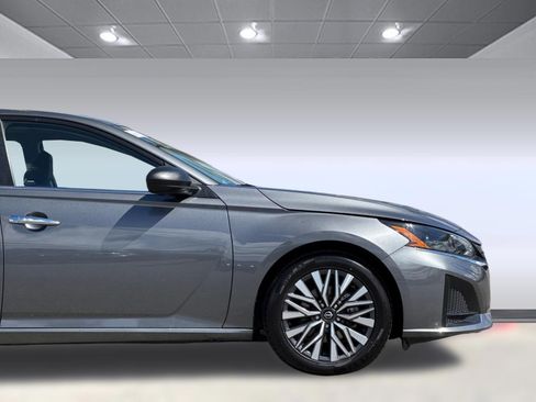 Used 2024 Nissan Altima 2.5 SV FWD image 33