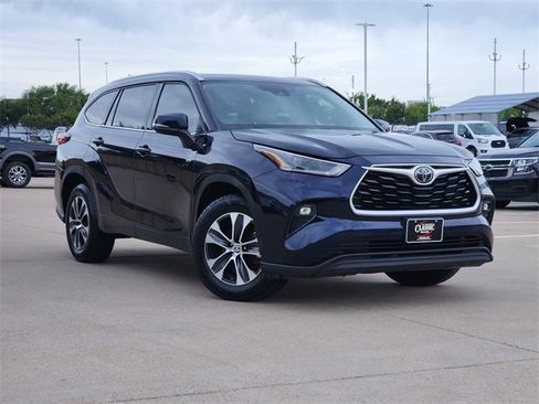 Used 2021 Toyota Highlander XLE FWD image 2