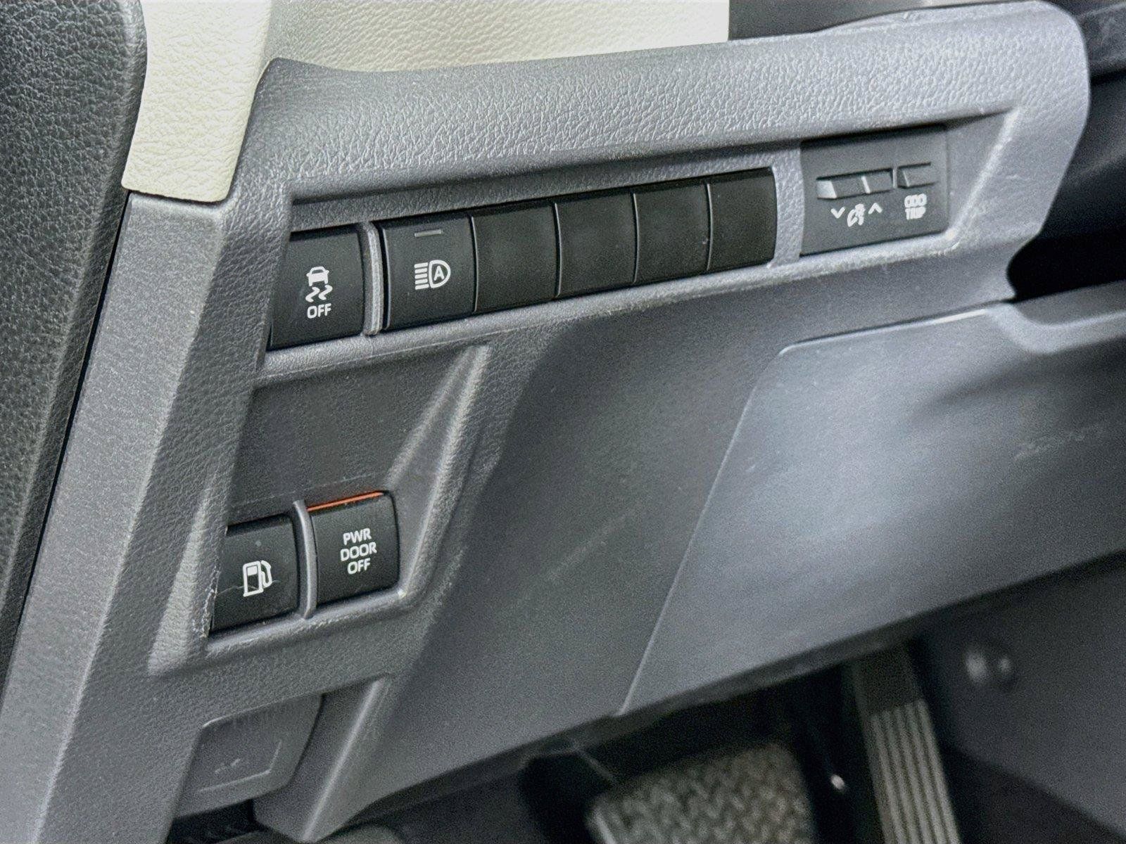 Certified 2024 Toyota Sienna XLE FWD image 15