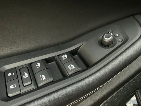 Used 2022 Jeep Grand Cherokee L Limited w/ Black Appearance Package image 21