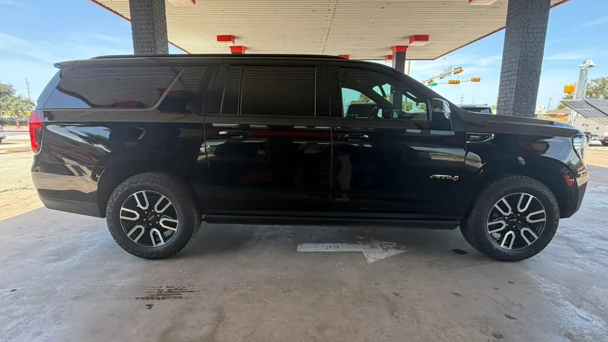 Used 2022 GMC Yukon XL AT4 w/ Max Trailering Package AWD/4WD image 4