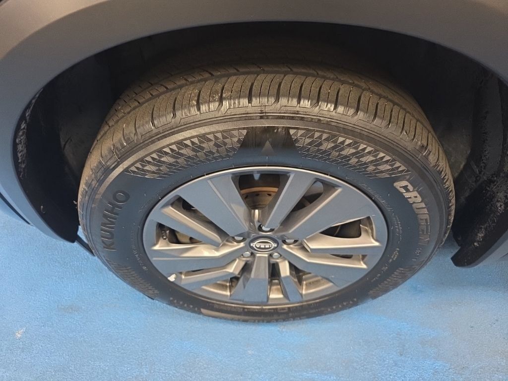 Used 2025 Nissan Pathfinder SV FWD image 14