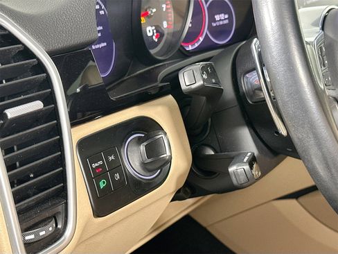 Certified 2023 Porsche Cayenne Platinum Edition image 33