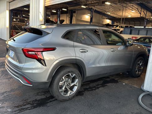 Used 2025 Chevrolet Trax LT w/ LT Convenience Package image 5