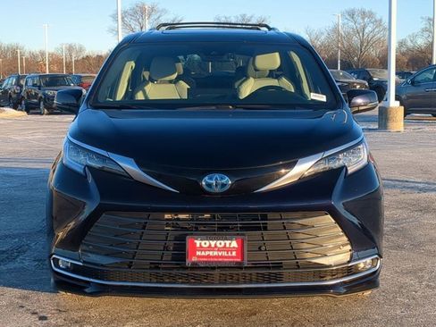 Used 2025 Toyota Sienna Limited image 4