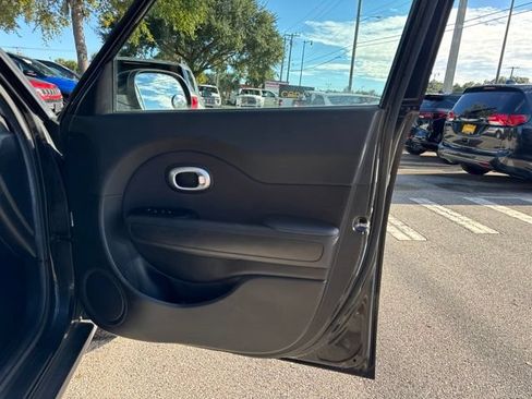 Used 2015 Kia Soul FWD image 12