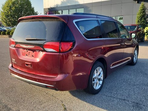 Used 2017 Chrysler Pacifica Touring-L w/ Tire & Wheel Group FWD image 7