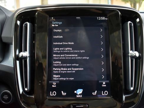 Used 2022 Volvo XC40 T5 Momentum w/ Premium Package image 25