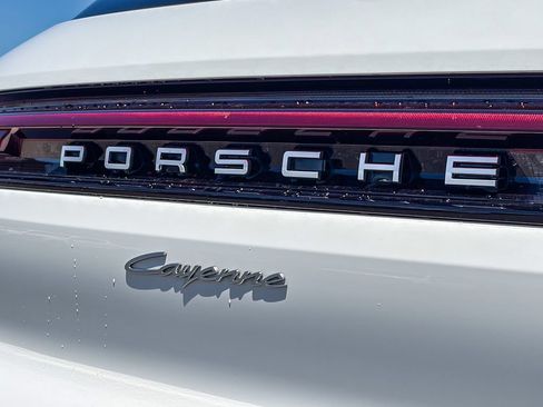Used 2024 Porsche Cayenne AWD/4WD image 9