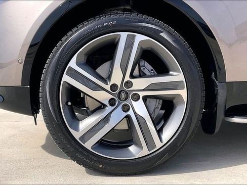 New 2026 Land Rover Discovery Dynamic SE image 15