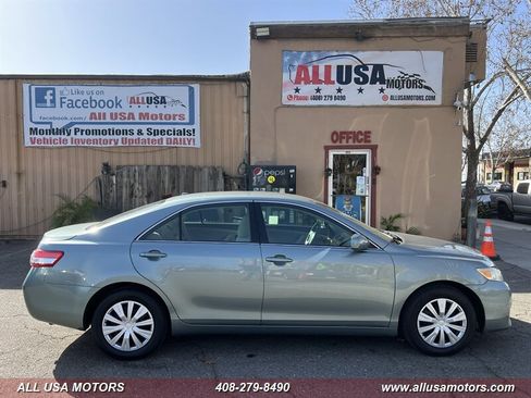 Used 2011 Toyota Camry LE image 1