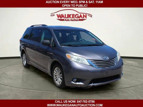 Used 2011 Toyota Sienna XLE FWD image 2