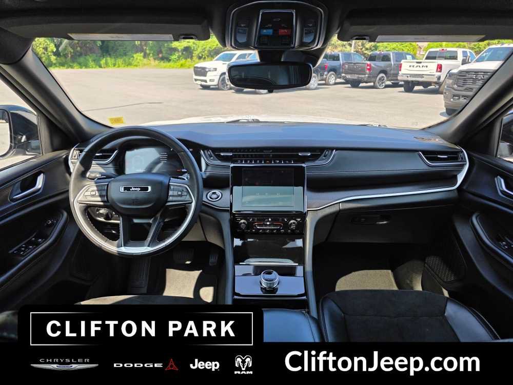 Used 2023 Jeep Grand Cherokee Laredo AWD/4WD image 20