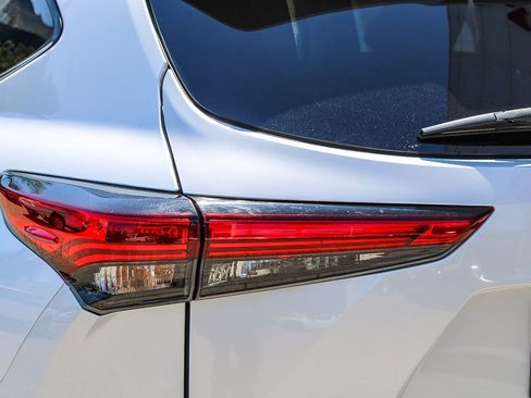Used 2023 Toyota Highlander XLE FWD image 10