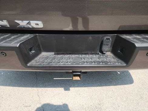 Used 2016 Nissan Titan SL RWD image 7