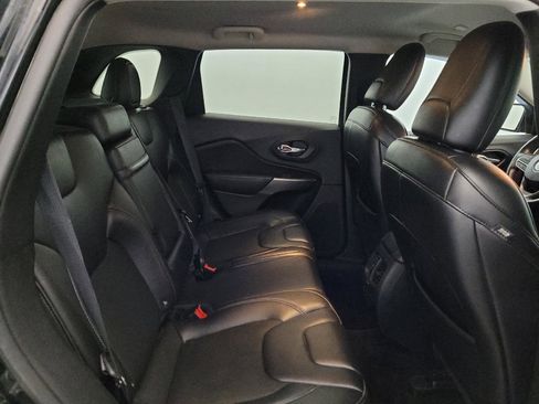 Used 2019 Jeep Cherokee Latitude Plus w/ Cold Weather Group AWD/4WD image 19