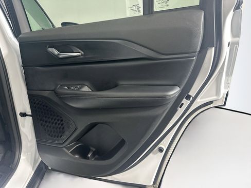 Used 2024 Jeep Grand Cherokee Altitude image 32