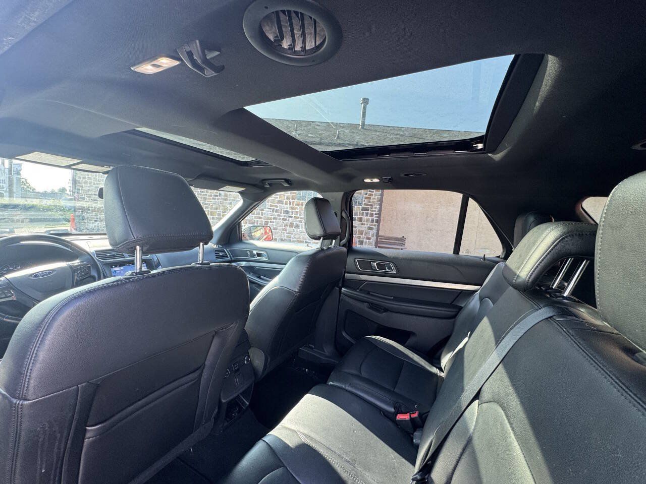 Used 2018 Ford Explorer XLT w/ Equipment Group 202A AWD/4WD image 15