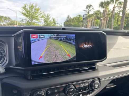 Used 2025 Jeep Wrangler Unlimited Sahara AWD/4WD image 26