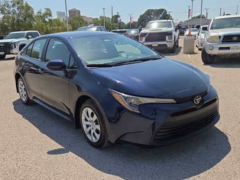 Used 2025 Toyota Corolla LE FWD image 2