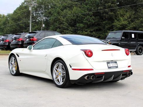 Used 2015 Ferrari California T image 9