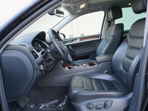 Used 2014 Volkswagen Touareg Sport image 21