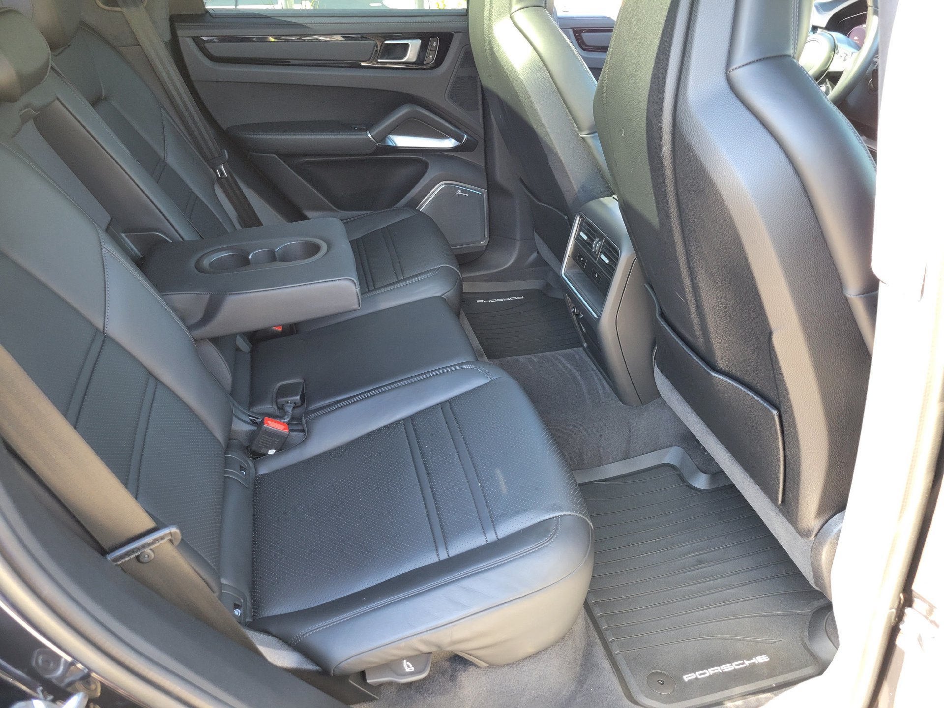 Certified 2022 Porsche Cayenne Turbo AWD/4WD image 30