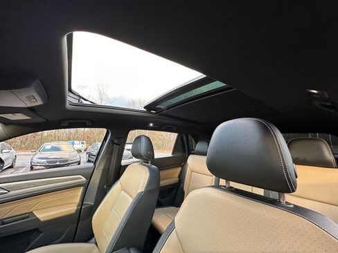 Used 2022 Volkswagen Atlas Cross Sport SE w/ Panoramic Sunroof Package image 15