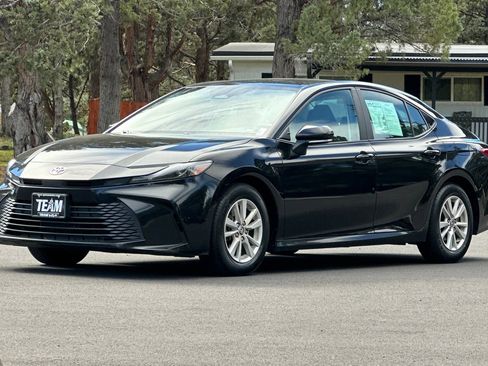 Used 2025 Toyota Camry LE FWD image 8