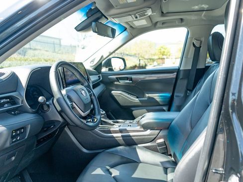 Certified 2025 Toyota Highlander Limited FWD image 15