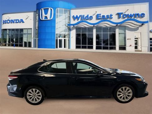 Used 2020 Toyota Camry LE image 9
