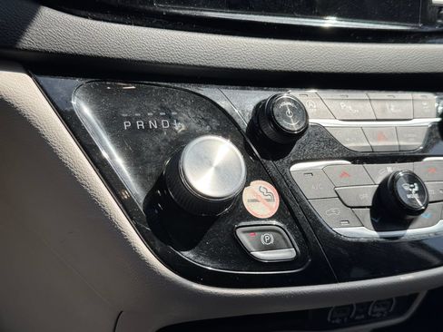 Used 2024 Chrysler Pacifica Touring-L FWD image 12