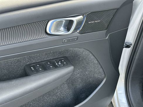 Used 2019 Volvo XC40 T5 R-Design image 14