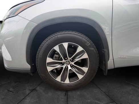 Used 2022 Toyota Highlander XLE AWD/4WD image 14