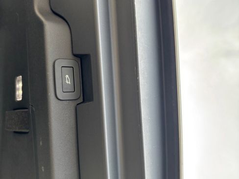 Used 2023 Land Rover Discovery S R-Dynamic image 10