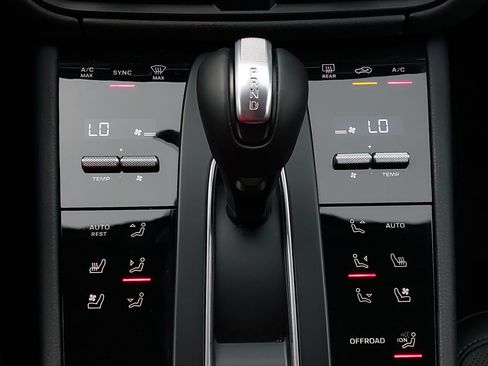Certified 2026 Porsche Macan AWD/4WD image 23