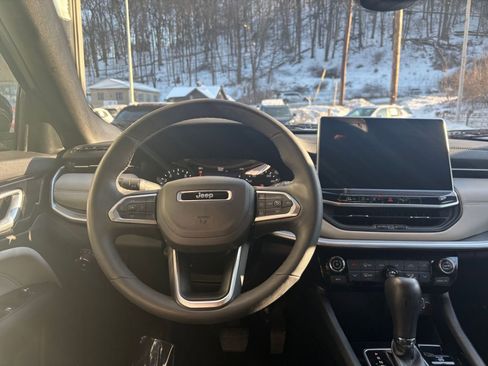 Used 2025 Jeep Compass Limited image 35