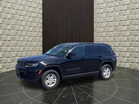 Used 2023 Jeep Grand Cherokee Laredo AWD/4WD image 9