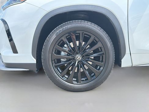 Used 2023 Toyota Highlander FWD image 44