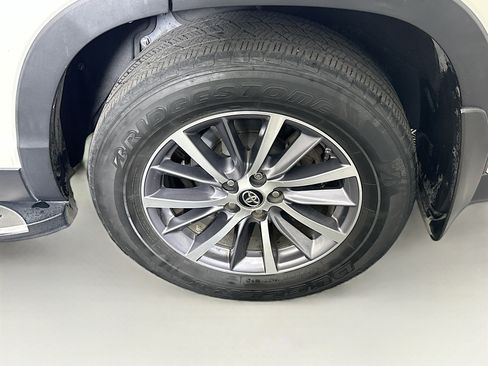 Used 2019 Toyota Highlander XLE image 11