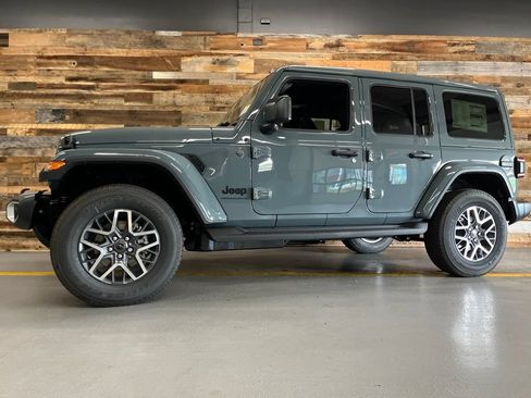 New 2026 Jeep Wrangler Unlimited Sahara AWD/4WD image 20