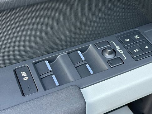 Used 2023 Land Rover Defender 130 SE image 15