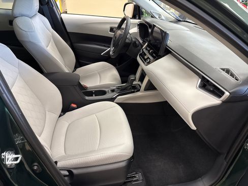 Used 2025 Toyota Corolla Cross LE w/ Moonroof Package image 17