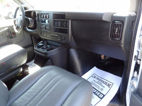Used 2017 Chevrolet Express 2500 image 34