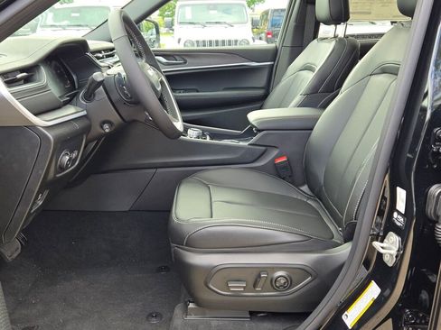 New 2025 Jeep Grand Cherokee Limited w/ Luxury Tech Group II image 24