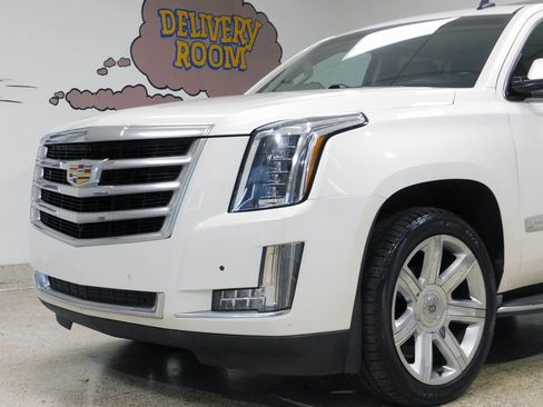 Used 2015 Cadillac Escalade Luxury image 17